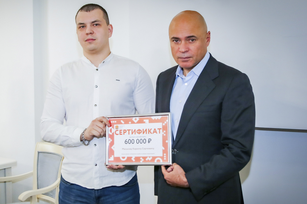 Губернатор Игорь Артамонов вручил липецким предпринимателям гранты «Лёгкий старт»